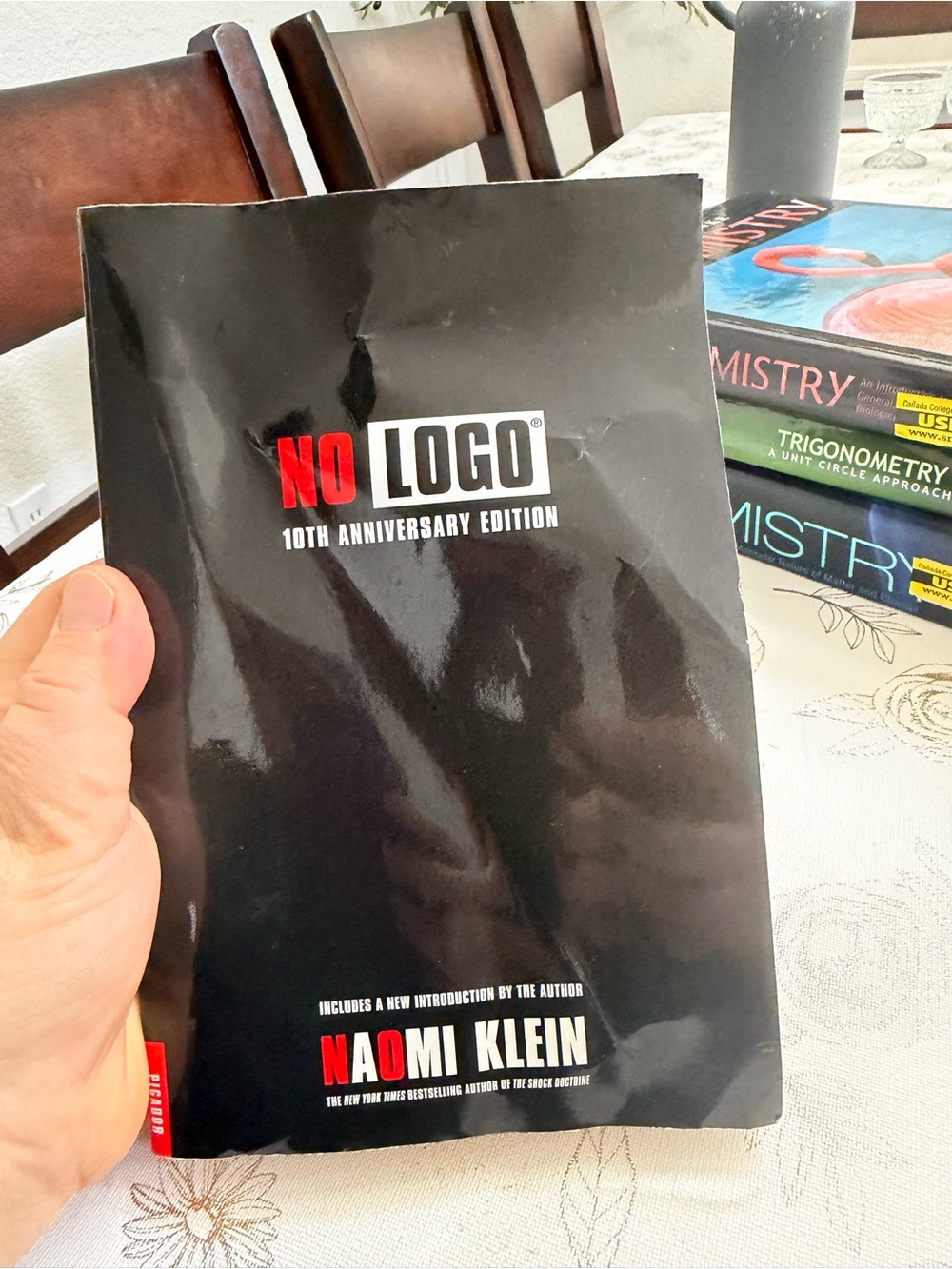 No Logo: 10th Anniversary Edition – Naomi Klein – Paperback